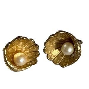 Vintage Capri Gold Tone Shell & Faux Pearl Clip-On Earrings – MCM 1950s/1960s